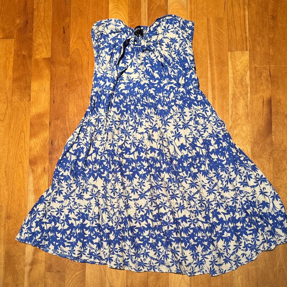 Aakaa Strapless Tie-Front Blue and White  Floral Mini Sundress - Small